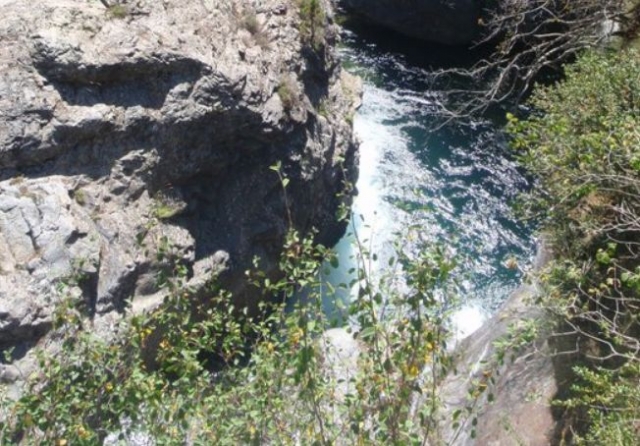 Cauce entre las rocas